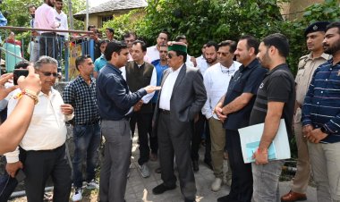 कर्नल धनीराम शांडिल ने प्रभावितों के घर और राहत शिविर में जाकर पूछा हाल-चाल