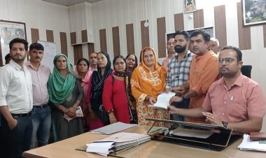 बरोहा पंचायत के बल्ह बरोहा गाँव के ग्रामीणों ने  नवीन शर्मा के नेतृत्व में एसडीम को सौंपा ज्ञापन ।