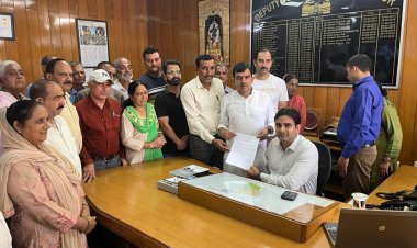 सरकार सुधारो हमीरपुर से गलोड़ सड़क के हालात नहीं तो उग्र होगा आंदोलन :नवीन शर्मा ।