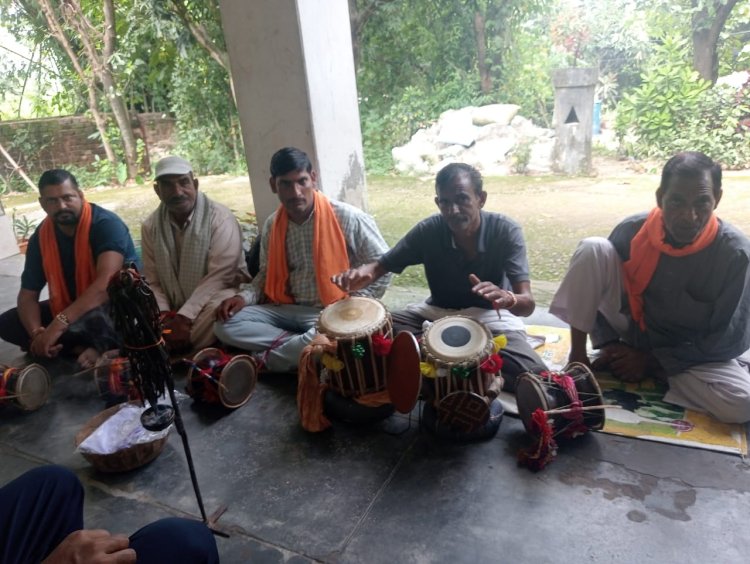 भगेटू की मंडली कर रही गुगा जाहर पीर का गुणगान