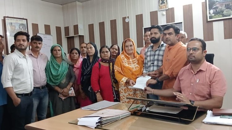 बरोहा पंचायत के बल्ह बरोहा गाँव के ग्रामीणों ने  नवीन शर्मा के नेतृत्व में एसडीम को सौंपा ज्ञापन ।