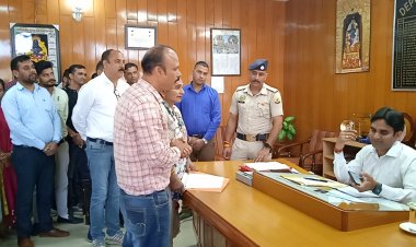 पटवारी कानूनगो महासंघ ने उपायुक्त के माध्यम से मुख्यमंत्री को भेजा ज्ञापन