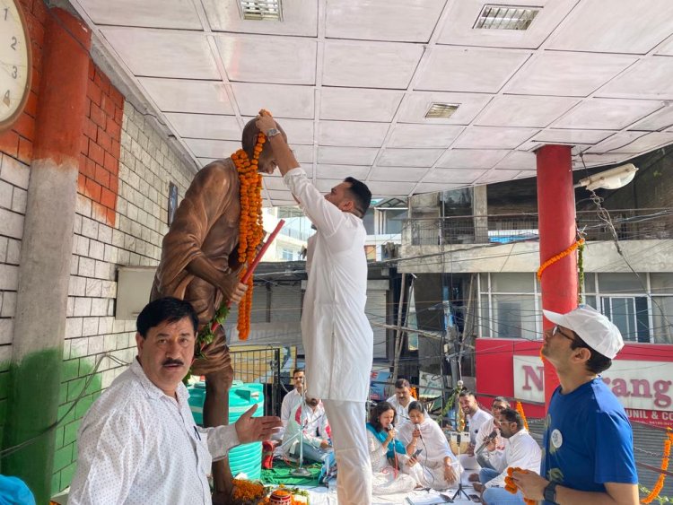 विधायक आशीष शर्मा ने राष्ट्रपिता महात्मा गांधी और देश के दूसरे प्रधानमंत्री लाल बहादुर शास्त्री की जयंती के अवसर पर उन्हें श्रद्धांजलि अर्पित की।