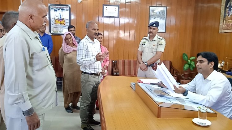 वयोवृद्ध मेडल विजेता भूतपूर्व सैनिक के खिलाफ सुजानपुर पुलिस की गुंडागर्दी' करने पर उपायुक्त को सौपा शिकायत पत्र