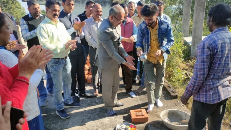 सुनील शर्मा बिट्टू ने हाई स्कूल डुग्घा में किया परीक्षा हॉल का शिलान्यास