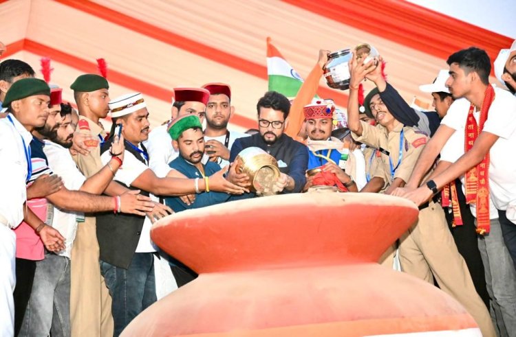 हिमाचल के 143 युवाओं ने अनुराग ठाकुर के  साथ वीरभूमि की मिट्टी दिल्ली कलश में डाली