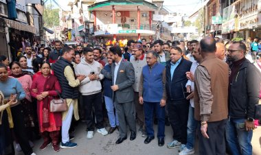 हमीरपुर बाजार में केन्द्रीय मंत्री अनुराग ठाकुर ने पैदल मार्च करके दी दीवाली की बधाई