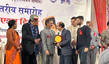 प्रोफेसर भगवती मुख्यमंत्री द्वारा सम्मानित