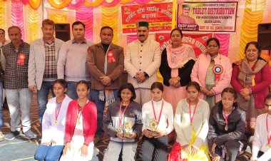 इंद्र दत्त लखनपाल ने बड़सर में मेधावी विद्यार्थियों को बांटे टैब