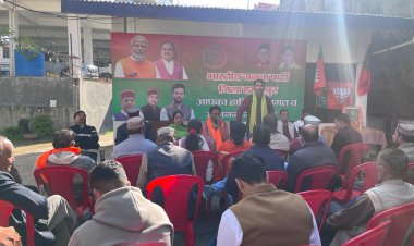 कदम मिलाकर चलना होगा बाधाएं आती हैं आएं....