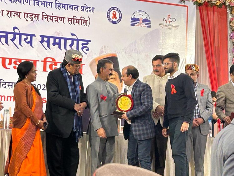 प्रोफेसर भगवती मुख्यमंत्री द्वारा सम्मानित