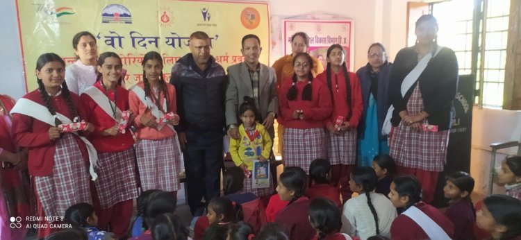 लोहारली स्कूल में दी मासिक धर्म स्वच्छता की जानकारी