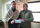 गांव बल्ह की सड़क के लिए समाजसेवी एवं लेखक ने दो लाख रुपये का चेक विधायक को सौंपा