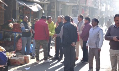 सुनील शर्मा बिट्टू ने हमीरपुर बाजार में लोगों को दी नववर्ष की बधाई