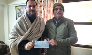 गांव बल्ह की सड़क के लिए समाजसेवी एवं लेखक ने दो लाख रुपये का चेक विधायक को सौंपा