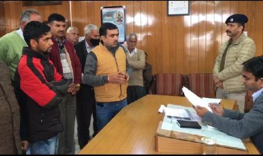 परिजनों ने SDM व DC से  मिलकर लगाई न्याय की गुहार ।