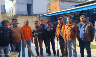 प्राण प्रतिष्ठा से पहले सफाई का अनुष्ठान, हमीरपुर मंडल पदाधिकारीयों समेत भाजपा पार्षदों ने की सफाई