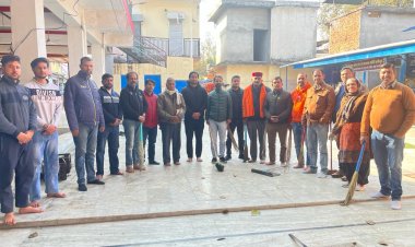 भाजपा कार्यकर्ताओं ने हमीरपुर से की मन्दिरों के सफाई अभियान की शुरुआत।