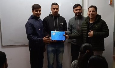 नींव इंस्टिट्यूट हमीरपुर के सेना से सेवानिवृत अनुपम शर्मा लगे लेक्चर हिंदी 