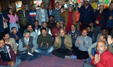 सुनील शर्मा बिट्टू ने हमीरपुर बाजार में लोगों को दी शुभकामनाएं, पूजा-अर्चना की