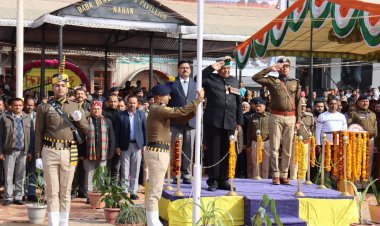 सिरमौर में गणतंत्र दिवस पर डॉ. धनी राम शांडिल ने फहराया तिरंगा, कहा, समाज को नशामुक्त बनाने के हो सार्थक प्रयास