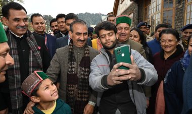 मुख्यमंत्री परेड में भाग लेने वाले प्रतिभागियों से मिले