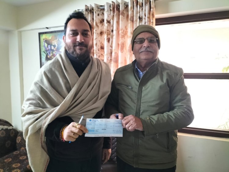 गांव बल्ह की सड़क के लिए समाजसेवी एवं लेखक ने दो लाख रुपये का चेक विधायक को सौंपा