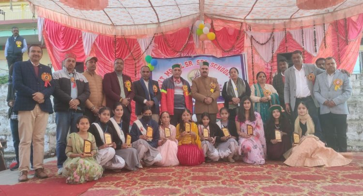 इंद्र दत्त लखनपाल ने बणी स्कूल के मेधावी विद्यार्थियों को बांटे पुरस्कार