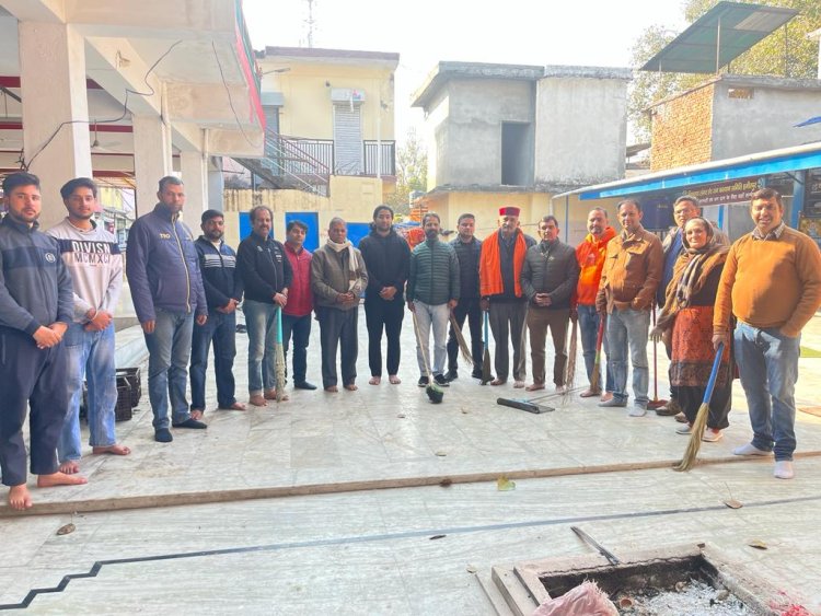 भाजपा कार्यकर्ताओं ने हमीरपुर से की मन्दिरों के सफाई अभियान की शुरुआत।