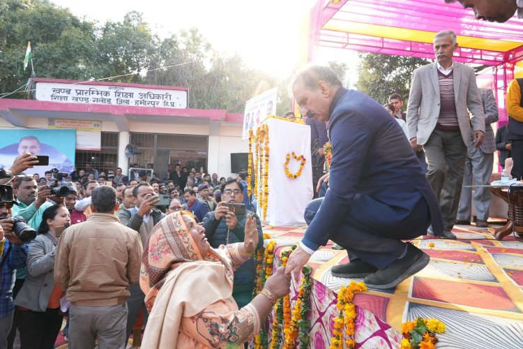 मुख्यमंत्री ने हमीरपुर जिला के गलोड़ से किया ‘सरकार गांव के द्वार’ कार्यक्रम का शुभारंभ