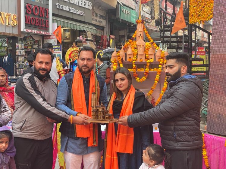 आशीष शर्मा ने धर्मपत्नी साहित गांधी चौक पर प्रभु श्रीराम के दर्शन किए