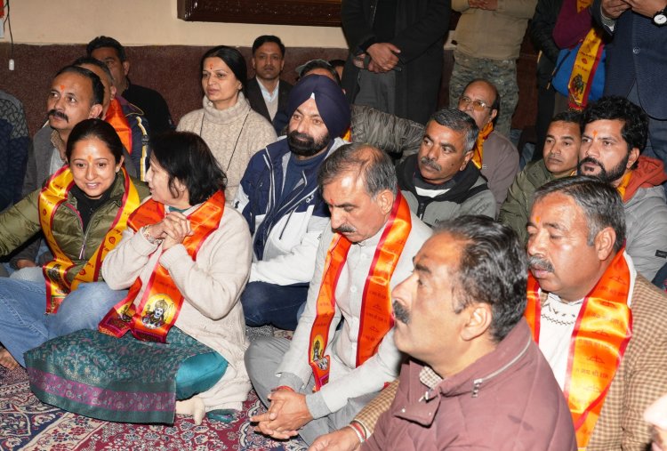 मुख्यमंत्री ने जाखू मंदिर शिमला में शीश नवाया