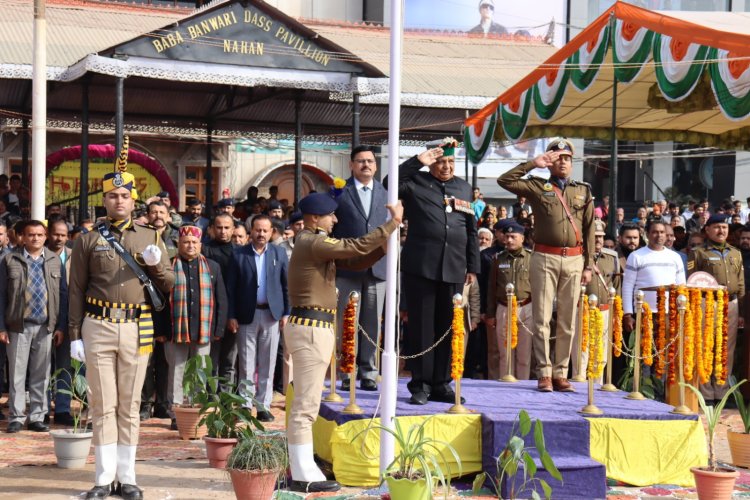 सिरमौर में गणतंत्र दिवस पर डॉ. धनी राम शांडिल ने फहराया तिरंगा, कहा, समाज को नशामुक्त बनाने के हो सार्थक प्रयास