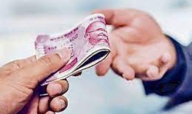 हमीरपुर मे खाद्य आपूर्ति विभाग के दो कर्मचारी पांच हजार रुपये की रिश्वत लेते पकड़े