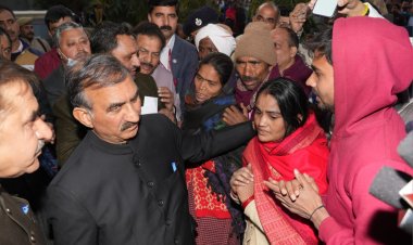 मुख्यमंत्री ने बरोटीवाला में आग लगने की घटना के प्रभावितों से मुलाकात की