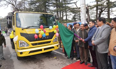 मुख्यमंत्री ने लोक निर्माण विभाग के 15 टिप्परों को रवाना किया