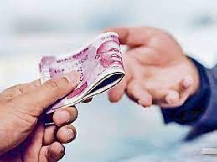 हमीरपुर मे खाद्य आपूर्ति विभाग के दो कर्मचारी पांच हजार रुपये की रिश्वत लेते पकड़े