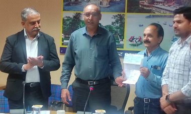 सीएमओ भी बनें रैडक्रॉस सोसाइटी के संरक्षक, डीसी को सौंपा चैक