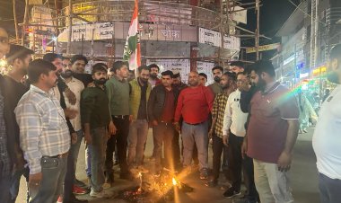 छह बागी नेताओं का युवा कांग्रेस हमीरपुर के कार्यकर्ताओं ने पुतला जलाया