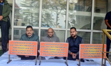 इस्तीफे मंजूर करने की मांग पर विधानसभा अध्यक्ष चैंबर के बाहर धरने पर बैठे तीन निर्दलीय विधायक
