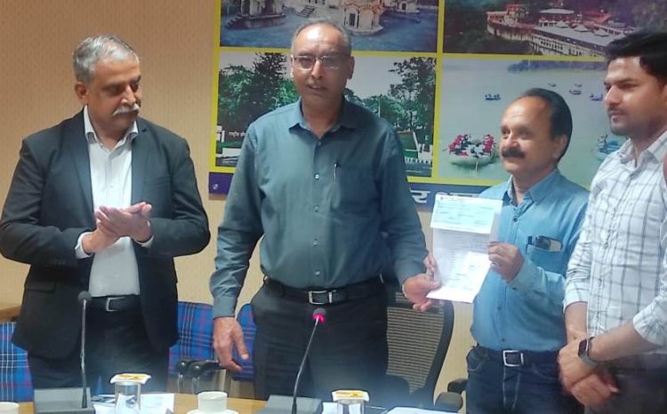 सीएमओ भी बनें रैडक्रॉस सोसाइटी के संरक्षक, डीसी को सौंपा चैक
