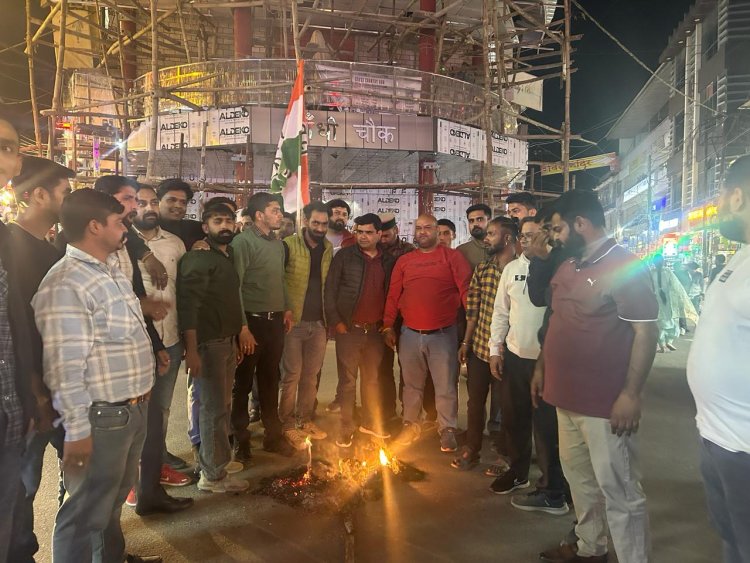 छह बागी नेताओं का युवा कांग्रेस हमीरपुर के कार्यकर्ताओं ने पुतला जलाया