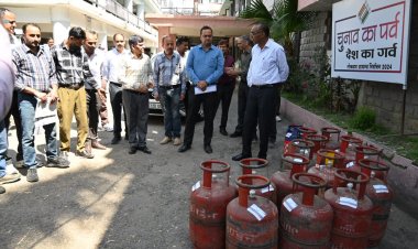 स्टिकर्स से घर-घर पहुंचेगा मतदान का संदेश, डीसी ने किया शुभारंभ