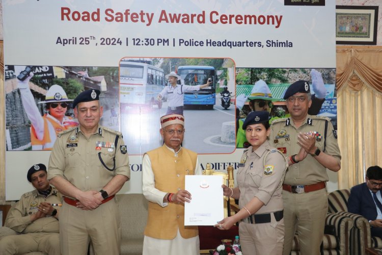 सड़क सुरक्षा में उत्कृष्ट योगदान के लिए पुलिस कर्मी व अन्य सम्मानित