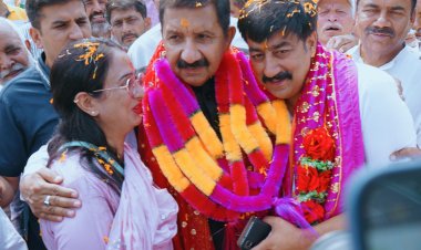 उपमुख्यमंत्री ने कुटलैहड़ से कांग्रेस प्रत्याशी विवेक शर्मा के नामांकन से पूर्व उनसे व उनके समर्थकों के साथ मुलाकात की।