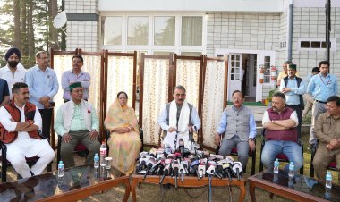 ढोल नगाड़ों के साथ कांग्रेस कार्यकर्ता पहुँचे ओक ओवर, सीएम के साथ मनाया जश्न