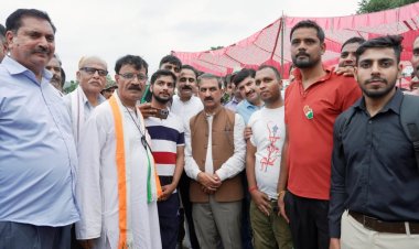 होशियार सिंह के सिर चढ़कर बोल रहा पैसे का गुरूर : मुख्यमंत्री