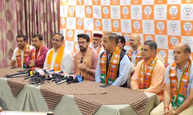 अनुराग ठाकुर का कांग्रेस पर आरोप: शीर्ष से नीचे तक झूठ का बोलबाला