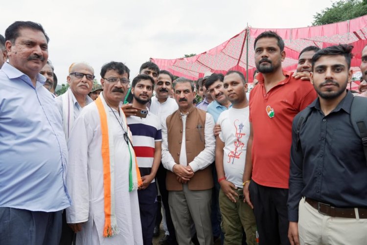 होशियार सिंह के सिर चढ़कर बोल रहा पैसे का गुरूर : मुख्यमंत्री