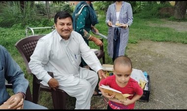 हिमाचल प्रदेश व्हीलचेयर क्रिकेट टीम के संयोजक राजन कुमार ने मनाया अपना जन्मदिन स्कूल के बच्चों के साथ